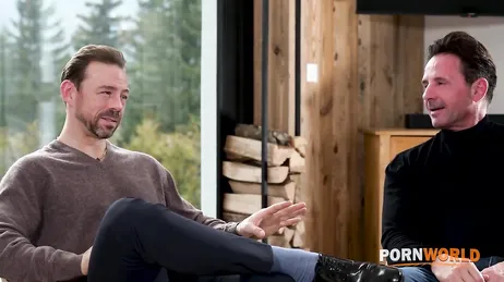 Tres tíos se acaban corriendo en la boca de estas dos cachondas maduras