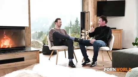 Tres tíos se acaban corriendo en la boca de estas dos cachondas maduras