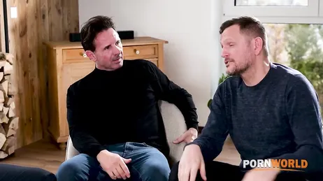 Tres tíos se acaban corriendo en la boca de estas dos cachondas maduras