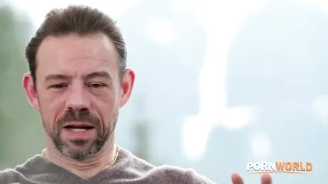 Tres tíos se acaban corriendo en la boca de estas dos cachondas maduras