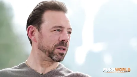 Tres tíos se acaban corriendo en la boca de estas dos cachondas maduras