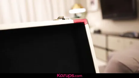 Ze blijft alleen thuis met haar mooie stiefzusje: wat heeft ze een schattig kontje!