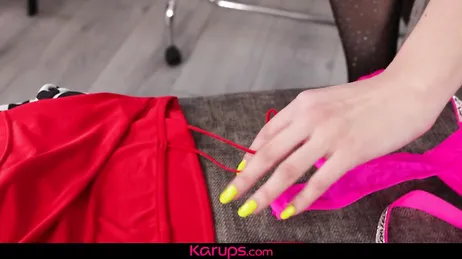 Zijn vriendin helpen met het kiezen van een bh voor vandaag... en ze eindigen met seks op de bank