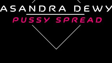 Oekraïense Asandra Dewy spreidt haar benen wijd in de videochat