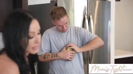 Comment maman peut-elle porter un pantalon aussi serré à la maison ?