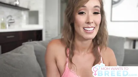 Verdammt sei diese geschiedene Frau, sie schleicht sich in das Haus des jungen Mannes, um mit ihm Sex zu haben.