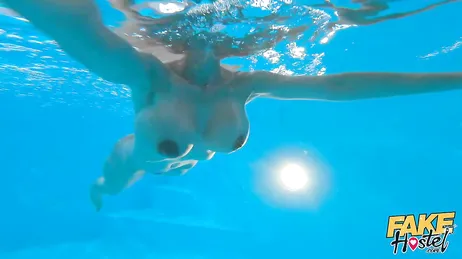 Mamãe estava relaxando na piscina até que aquele homem chegou...