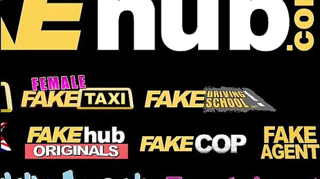 Zwei junge Mädchen vergnügen sich beim Schwanzlutschen im Hostel.