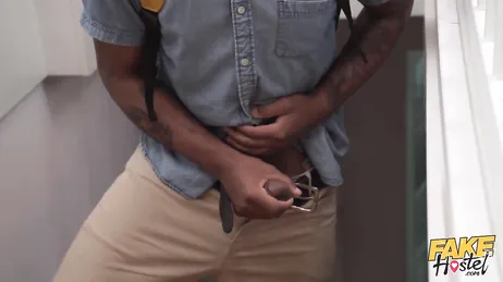 Zwei junge Mädchen vergnügen sich beim Schwanzlutschen im Hostel.