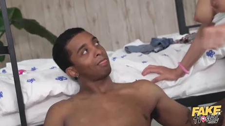 Zwei junge Mädchen vergnügen sich beim Schwanzlutschen im Hostel.