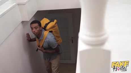 Zwei junge Mädchen vergnügen sich beim Schwanzlutschen im Hostel.