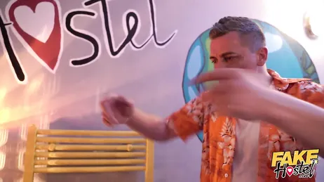 Jij hebt twee grote konten om te penetreren, verdomme, jij hebt echt geluk.