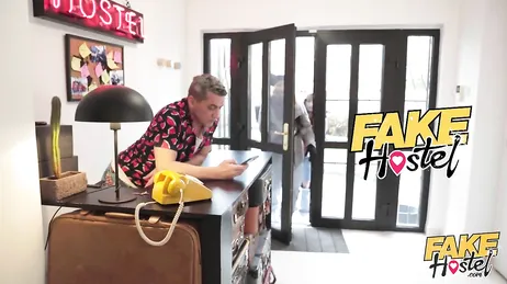 Dos francesas pagan la habitación del hotel con sus maravillosos culos