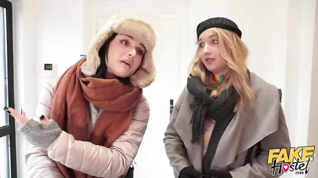 Dos francesas pagan la habitación del hotel con sus maravillosos culos