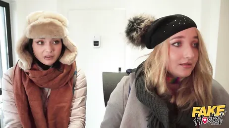 Dos francesas pagan la habitación del hotel con sus maravillosos culos