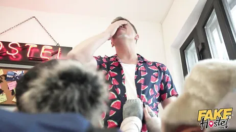 Dos francesas pagan la habitación del hotel con sus maravillosos culos