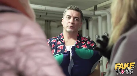 Dos francesas pagan la habitación del hotel con sus maravillosos culos