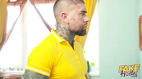 Meu professor de meditação me fodeu com muita força no albergue.