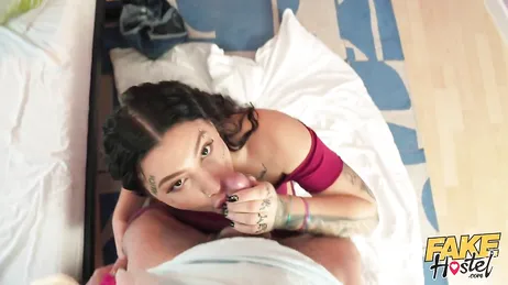 Meu professor de meditação me fodeu com muita força no albergue.