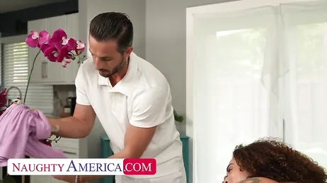 Schau dir mal den Hintern der Dame an, der Masseur traut seinen Augen nicht!