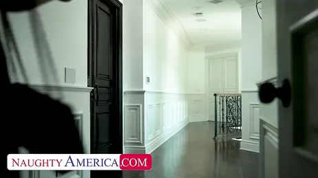 Deze moeder is dolblij met de kutbevrediging die ze krijgt.