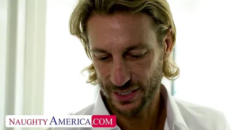 Deze moeder is dolblij met de kutbevrediging die ze krijgt.