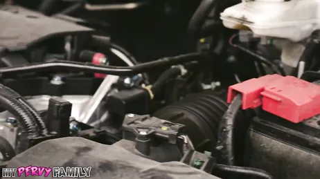 Mama betrapt mij op masturberen en we neuken als gekken...!!