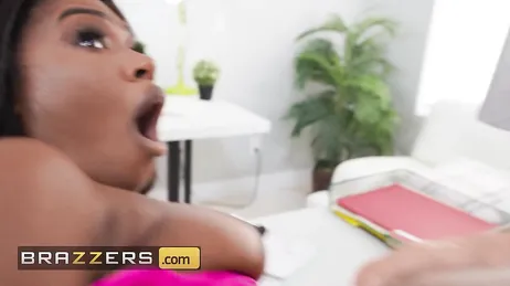 Ma secrétaire a un cul tellement magnifique, c'est une vraie plaie... !!