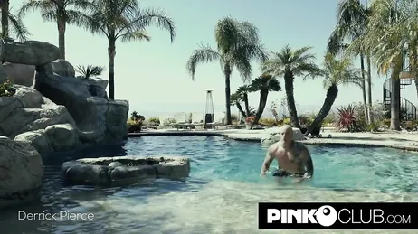 Een vreemdeling stapt uit het zwembad van het hotel en neukt hem goed en hard...!!