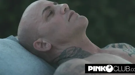 Een vreemdeling stapt uit het zwembad van het hotel en neukt hem goed en hard...!!