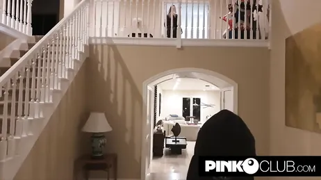 Loira italiana infiel recebe seu amante do Tinder em casa para sexo.