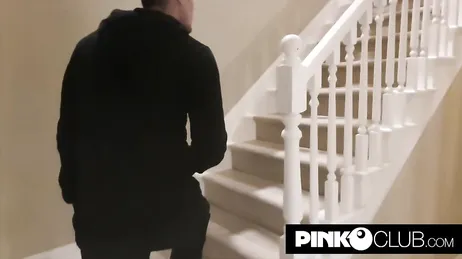 Loira italiana infiel recebe seu amante do Tinder em casa para sexo.