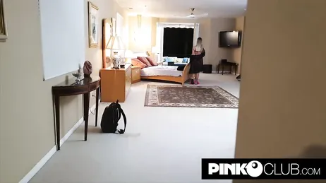 Loira italiana infiel recebe seu amante do Tinder em casa para sexo.