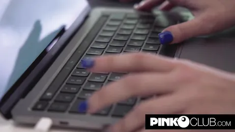 A amante sexy tem seus dois escravos prontos no sofá...!!