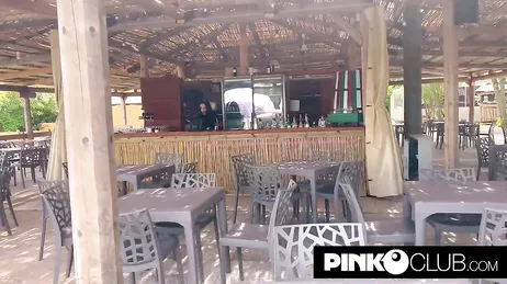 A garçonete bonita do bar da praia convida o cliente para ir ao quarto dela e chupar o pau dele.