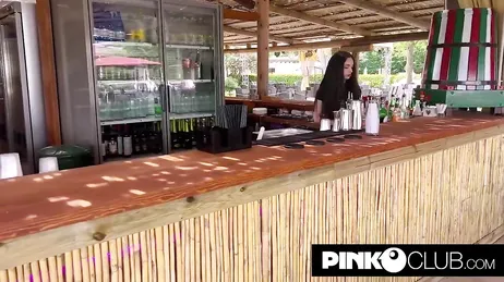 A garçonete bonita do bar da praia convida o cliente para ir ao quarto dela e chupar o pau dele.