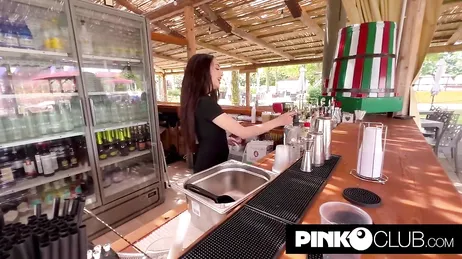 A garçonete bonita do bar da praia convida o cliente para ir ao quarto dela e chupar o pau dele.