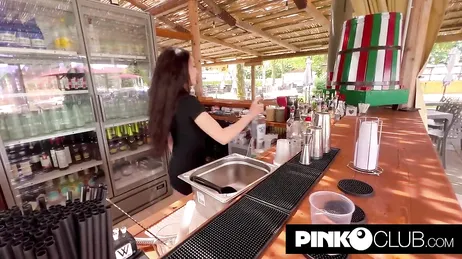 A garçonete bonita do bar da praia convida o cliente para ir ao quarto dela e chupar o pau dele.