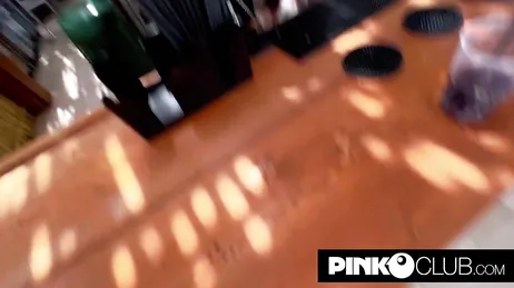 A garçonete bonita do bar da praia convida o cliente para ir ao quarto dela e chupar o pau dele.