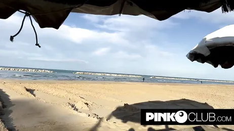 Mooie, brunette en ondeugende Italiaanse vrouw geniet van een intense pornocasting!