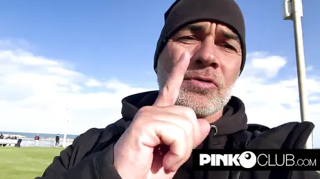 Mooie, brunette en ondeugende Italiaanse vrouw geniet van een intense pornocasting!