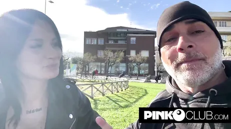 Mooie, brunette en ondeugende Italiaanse vrouw geniet van een intense pornocasting!