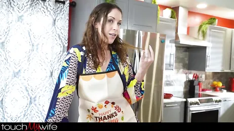 Invito a comer a mi cuñado .., el postre será mi delicioso coño .. !!