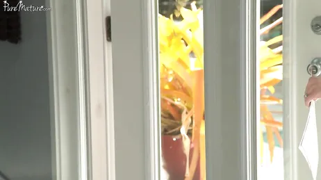 Mamma älskar att rida ung mans kuk, hon är väldigt kinky