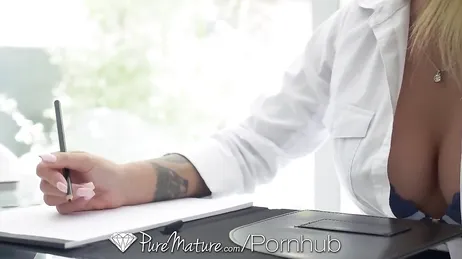 Ik ben ervan overtuigd dat mijn privé-rechtsdocent mij wil neuken.