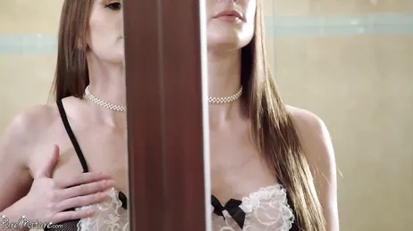 Jonge, alleenstaande man huurt de diensten in van een pornoster, wat een babe!!