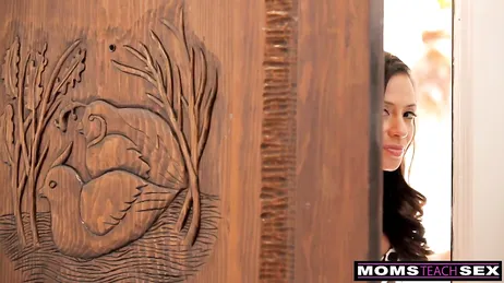 El joven tiene a su disposición el culo de la jovencita y el de la madura