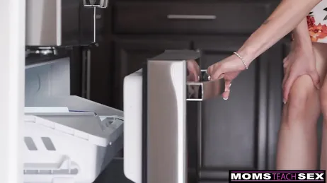 Hoy cocina mamá, no tiene ni puta idea pero ella está muy buena