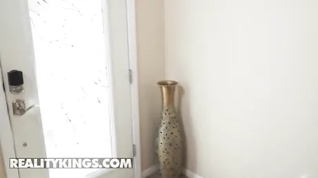 Me gusta ver como mi novia le mete los dedos a su madrastra