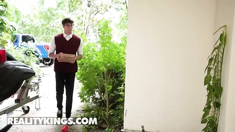 Reunión de amigos que acaba con una follada muy guarra, menuda fiesta !!